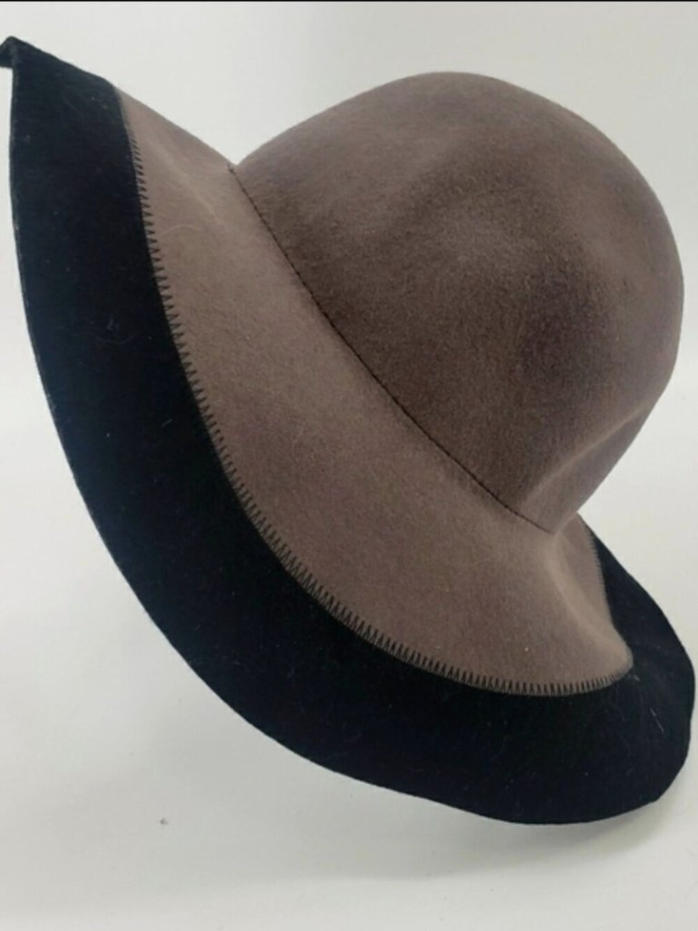 Vtg Two-Tone Wide Brim Wool Hat In Taupe & Black Stitch Detail Chic & Stylish De